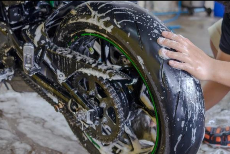 Jak zabezpieczyć motocykl na sezon? Kompletny poradnik ochrony i detailingu motocykla